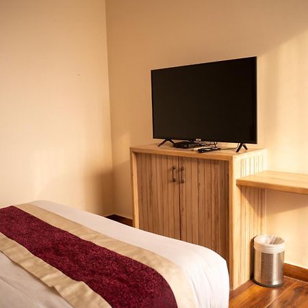 Hotel Black Diamond - Transit Point Inside Hotel カトマンズ エクステリア 写真