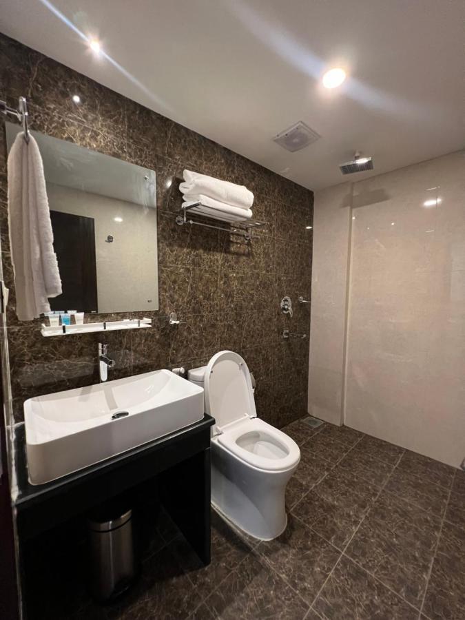 Hotel Black Diamond - Transit Point Inside Hotel カトマンズ エクステリア 写真
